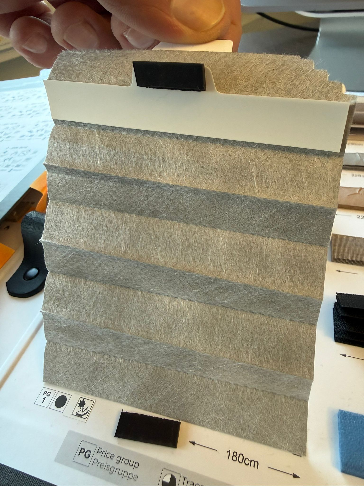 Plissee 16mm für Schiebetüren Komfort Collection verdunkeln Blickdicht leicht strukturiert Grau mit Marmoroptik und Relextionsbeschichtung 1-7010 PL16