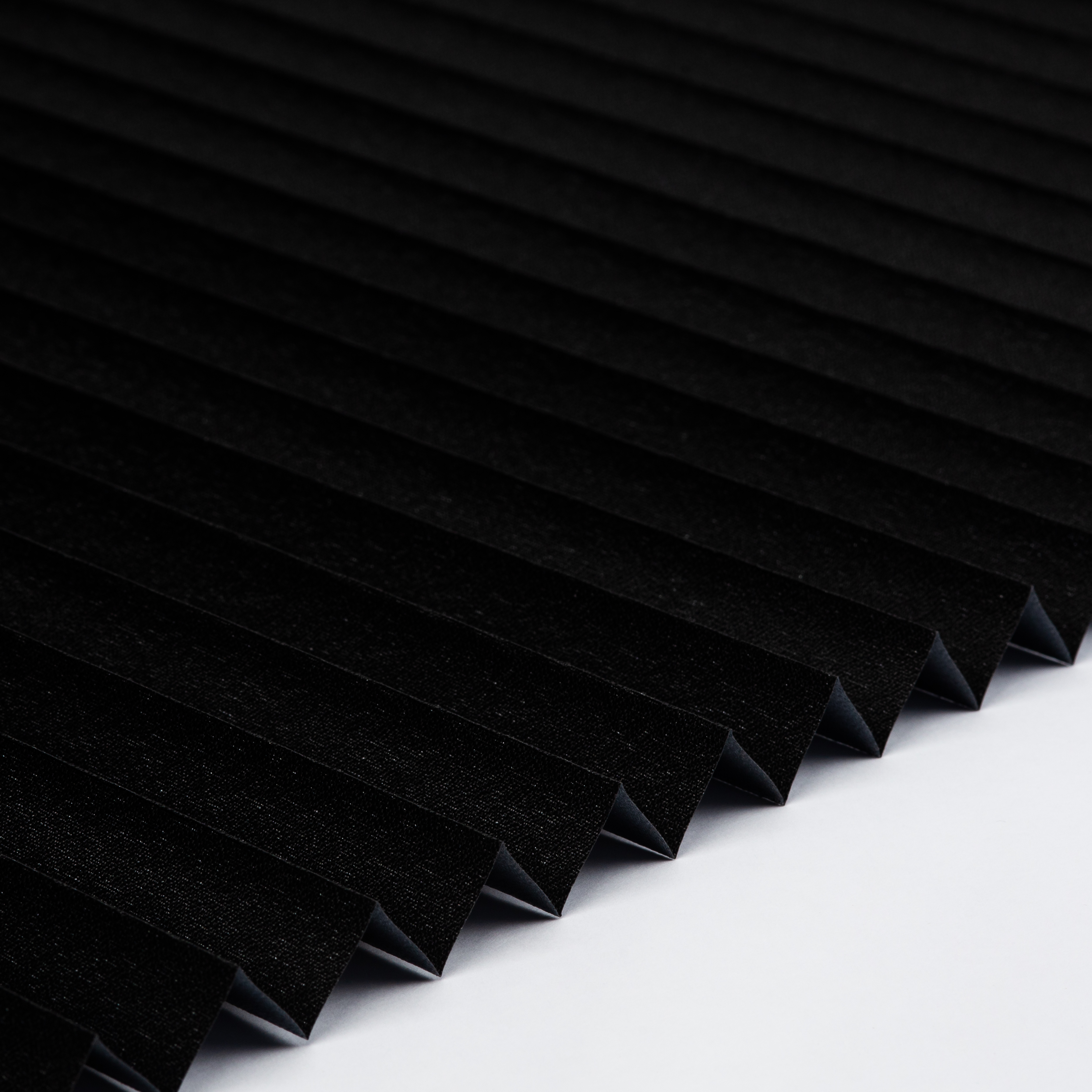 Plissee Standard Collection Halbtransparent schwarz mit Reflektionsbeschichtung | Schwer entflammbar B1 0-0195 PL