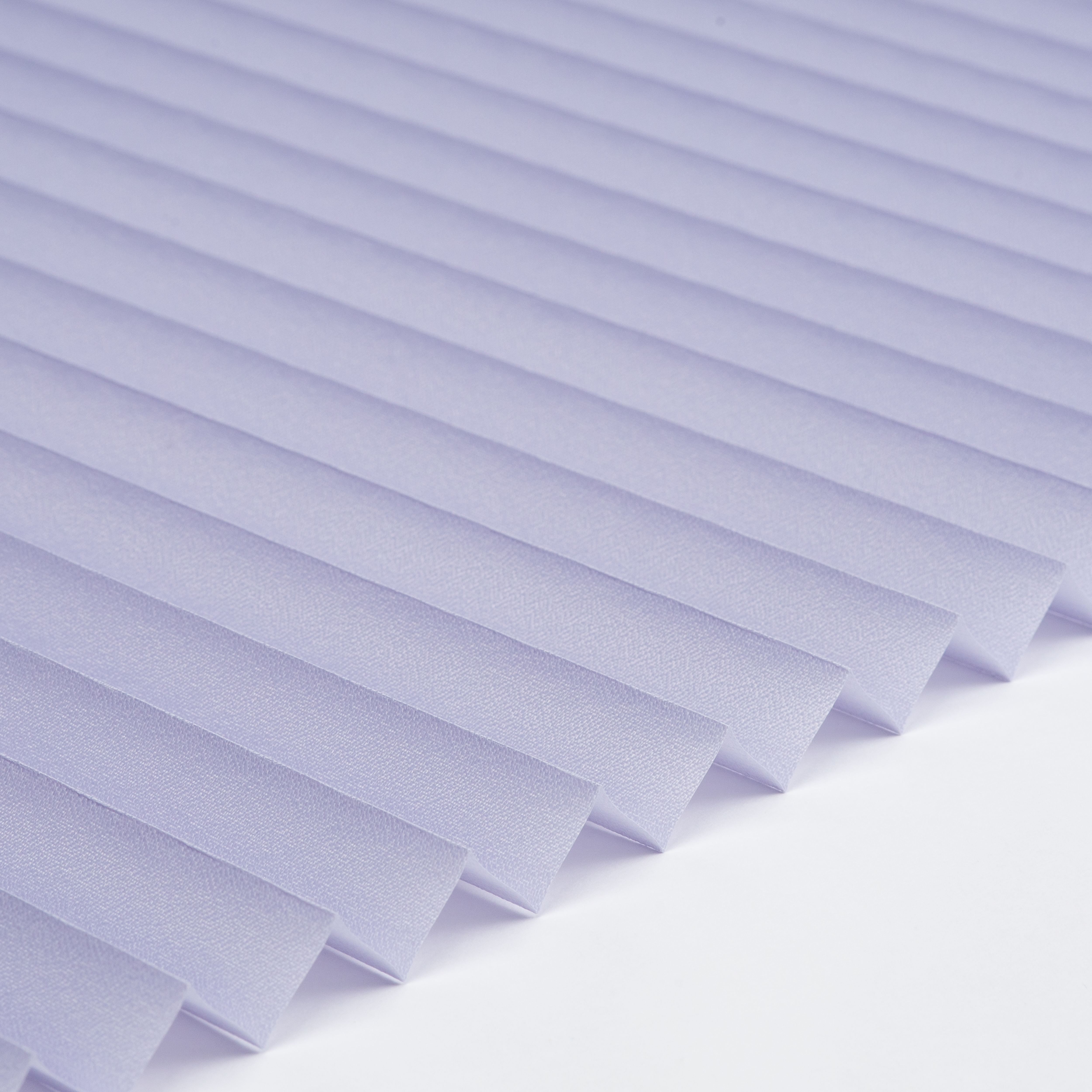 Plissee Standard Collection Halbtransparent Eislila mit Reflektionsbeschichtung | Schwer entflammbar B1